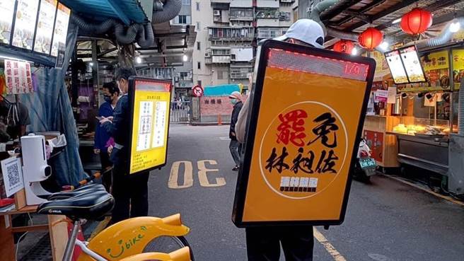 推動罷昶的台北市議員鍾小平也自爆被比中指，作為罷昶主力的在地青年團體「清林散昶」更是被三字經飆罵。（罷昶團體「清林散昶」提供）