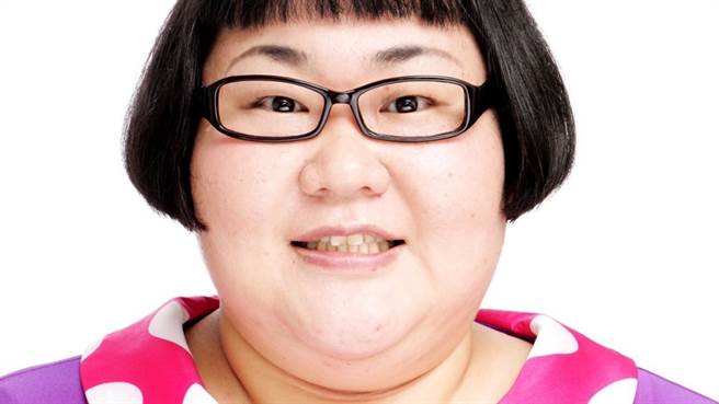 日本谐星安藤七津（安藤なつ）近日传出与小6岁的丈夫离婚。（图／twitter@mapleandonatsu）