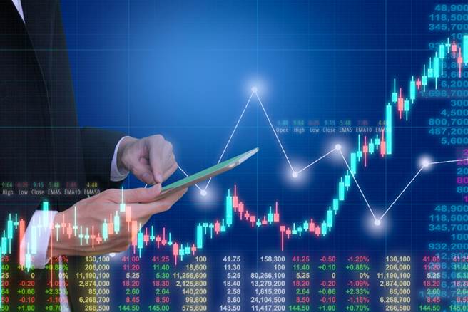 分析师建议，投资人趁着台股量缩，布局元月有题材的股票才能事半功倍。（示意图/达志影像/shutterstock）