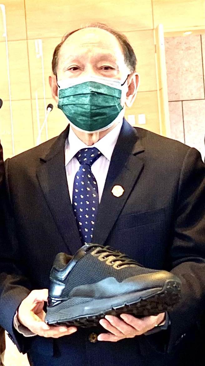 台中市民進黨議員28日質疑，員警的勤務鞋可能不符合透氣合腳、輕便舒適、防水止滑等需求，造成員警棄而不穿。（盧金足攝）