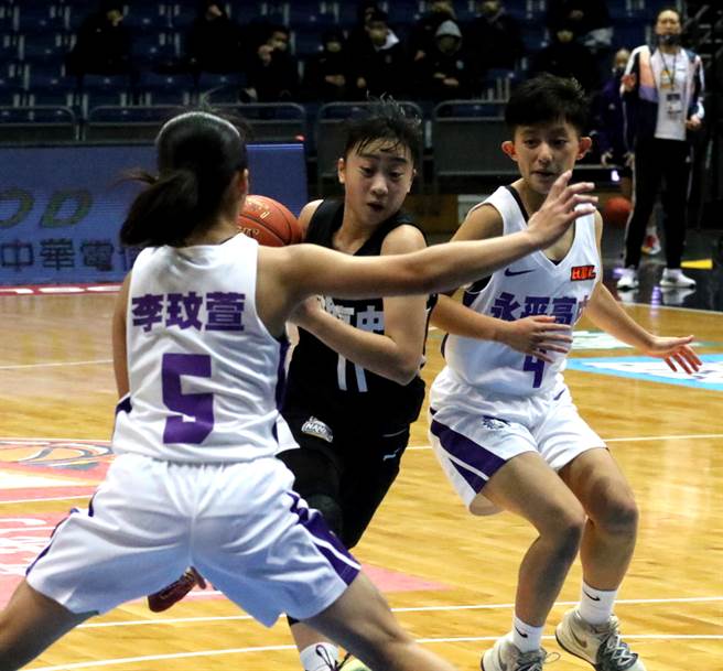 南湖高中连容缨（中）帮助球队重返HBL女子组8强。（陈筱琳摄）