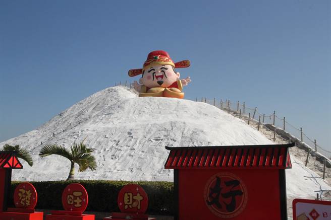 迎接2022年，台南七股鹽山Q版「財神YAYA」巨型公仔亮相。（劉秀芬攝）