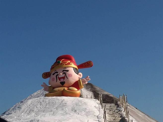 迎接2022年，台南七股鹽山Q版「財神YAYA」巨型公仔亮相。（劉秀芬攝）