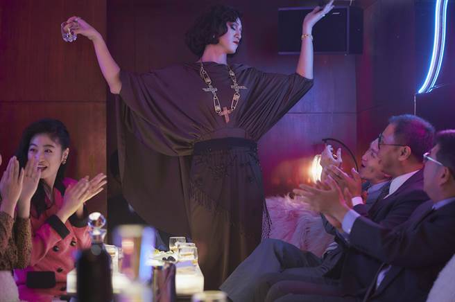 吴慷仁（中）饰演爱扮女装的妈妈桑，为戏学跳舞、穿高跟鞋。（Netflix、百聿数码提供）