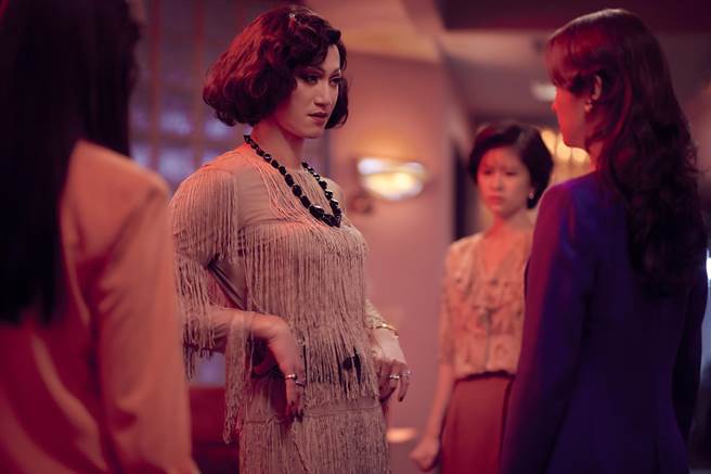 《华灯初上》「宝宝」吴慷仁（右三）与「Rose MAMA」林心如（右一）有精彩对手戏。（Netflix、百聿数码提供）