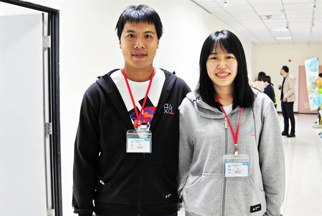 顏孟加（右）放棄竹科工程師百萬年薪，與丈夫黃壹聖一同參加農業大學進階班，盼為家族養殖事業加值。（林和生攝）