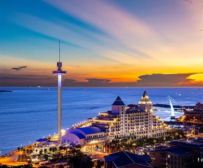 （迎接新年到來，至福容淡水漁碼店可目送2021夕陽，欣賞絕美淡海霞光。圖／福容飯店集團提供）