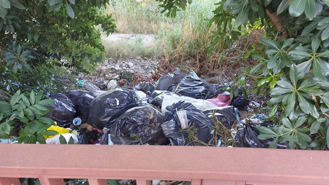 台中市南屯区筏子东街一段部分道路，最近常被不肖人士丢弃事业废弃物。（张耀中服务处提供／卢金足台中传真）