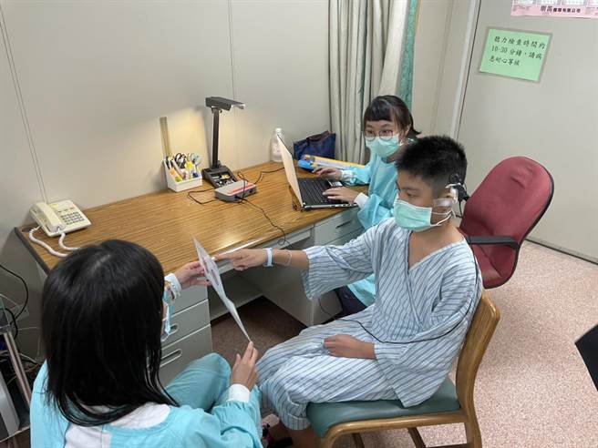 开启电子耳之后，男童即能正确指出所听到的物品图片。（中山附医提供／冯惠宜台中传真）