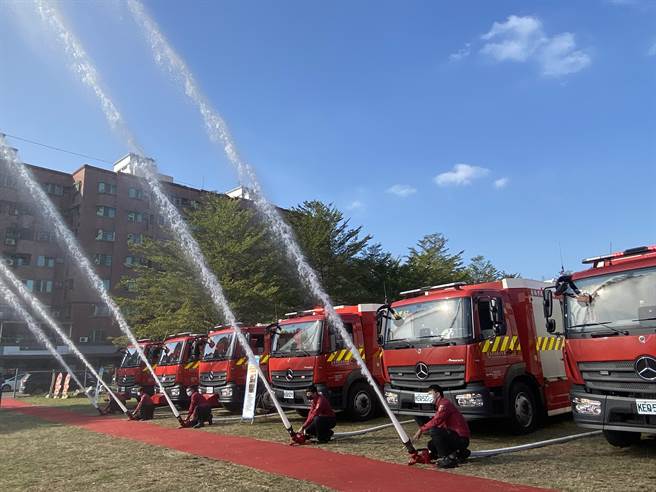 台南市新购12辆消防车，今天下午举行射水启用仪式。(曹婷婷摄)