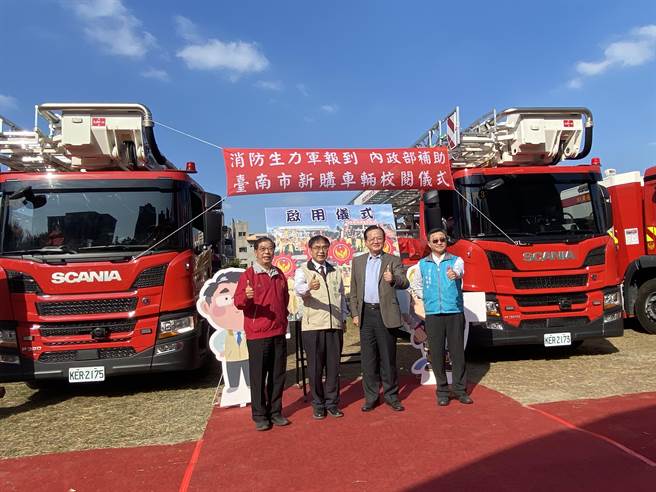 台南市新购12辆消防车，台南市长黄伟哲(左二)今日与消防署长萧焕章(右二)共同出席校阅仪式。(曹婷婷摄)