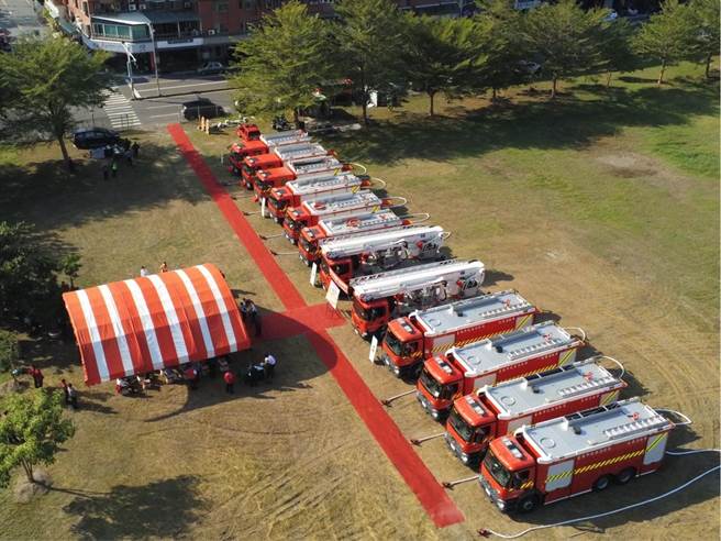 台南市新购12辆崭新各式消防车，一字排开，相当壮观。(台南市消防局提供／曹婷婷台南传真)