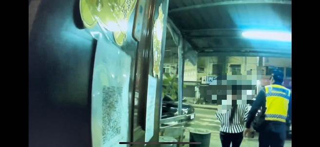 曹女看到警方上門急急忙忙跑出去。（翻攝照片／高雄洪靖宜傳真）