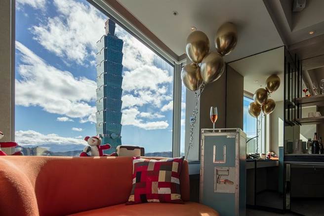 之前亚洲万里通推出用亚洲万里通里数兑换甫退役的国泰航空机上餐车，可于耶诞夜免费入住寒舍艾丽酒店。图／亚洲万里通提供