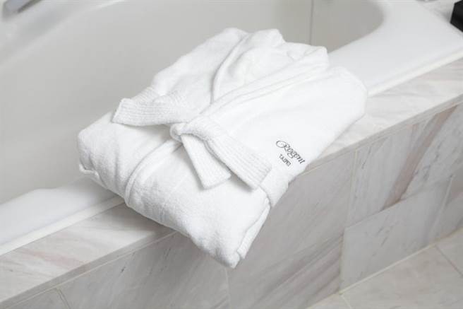 台北晶华酒店客房内的纯棉浴袍一直广受旅客的喜爱，「买6000送6000 全额回馈再加码」住房专案，可用消费金直接选购带回家。图／台北晶华酒店提供
