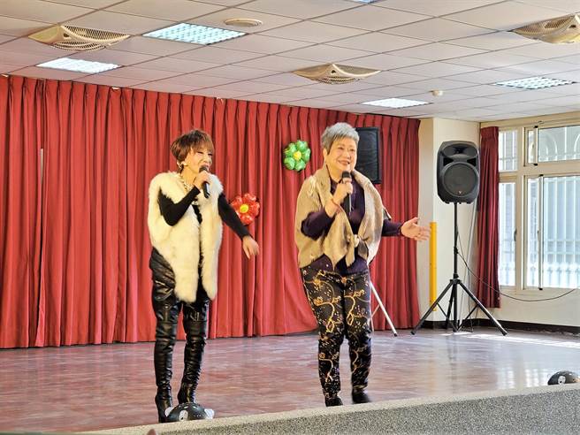 「鳥來嬤」（右）與歌仔戲演員連明月（左）在公益演唱會上帶來精采逗趣的脫口秀開場。（周麗蘭攝）