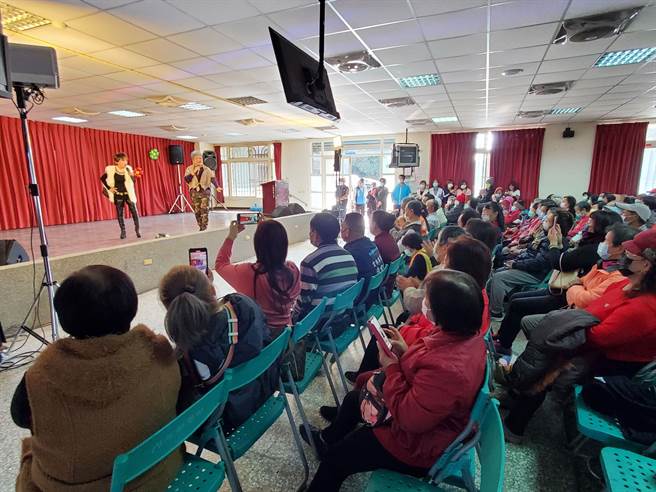二崙鄉老人會600、700名長輩踴躍出席，幾乎座無虛席，一開場就被國民國民阿嬤「鳥來嬤」幽默的脫口秀逗得哈哈笑！（周麗蘭攝）