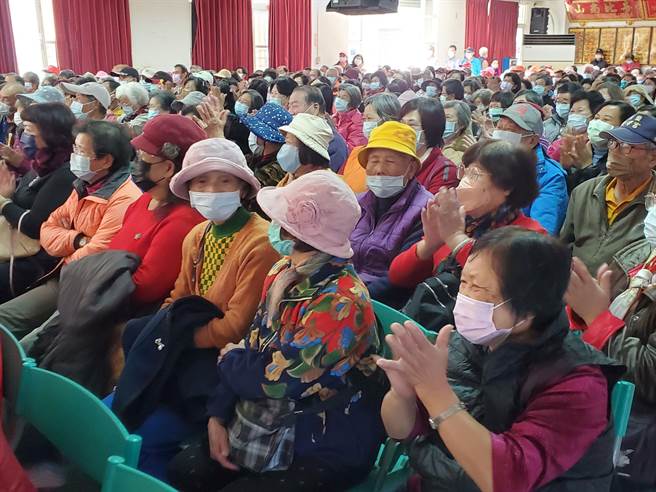 二崙鄉老人家們聽得如癡如醉，用力鼓掌回饋。（周麗蘭攝）