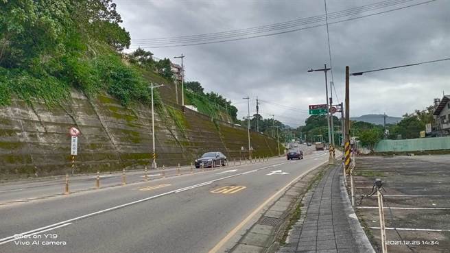 大溪區公所研擬施作康莊休閒農業園區入口意象圖畫，但內容被農友質疑。（賴佑維攝）