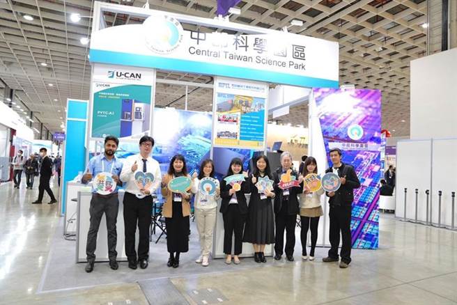 （中科管理局简任秘书苏郁惠，为中科馆参展厂商加油打气。图／中科提供）