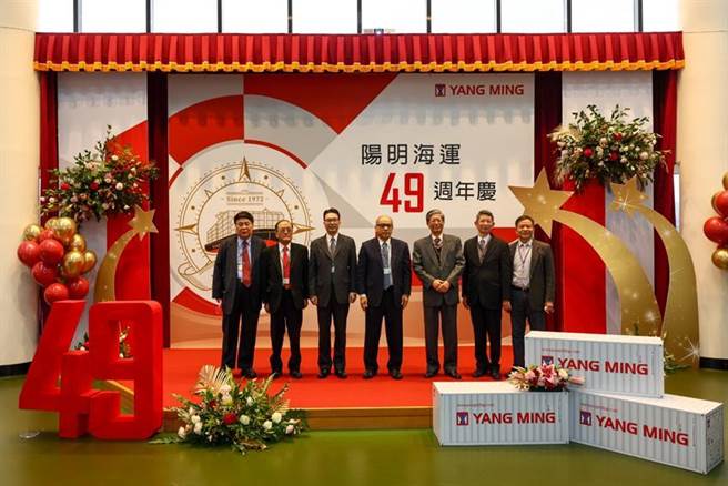 （阳明海运今日举行49周年庆茶会，阳明海运董事长郑贞茂（中立者）肯定，全体同仁在疫情挑战下努力付出，2021年8月起单月营收突破300亿元佳绩。图／阳明海运提供）
