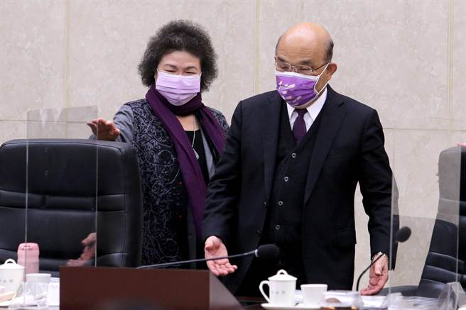 監察院長陳菊（左）28日率監委前往行政院出席「監察院110年巡察行政院會議」，聽取行政院長蘇貞昌（中）施政簡報，陳菊致詞時也多次肯定蘇揆及內閣團隊在防疫上的貢獻與努力。右為行政院副院長沈榮津。（黃世麒攝）