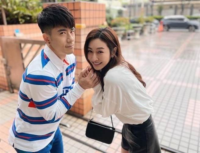 紀言愷和曾莞婷握手取暖。（TVBS提供）