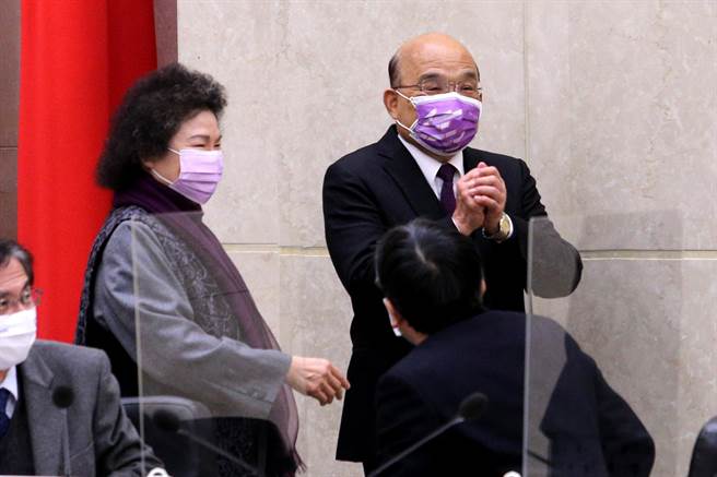 監察院長陳菊（左）28日率監委前往行政院出席「監察院110年巡察行政院會議」，聽取行政院長蘇貞昌（中）施政簡報，陳菊致詞時也多次肯定蘇揆及內閣團隊在防疫上的貢獻與努力。右為行政院副院長沈榮津。（黃世麒攝）