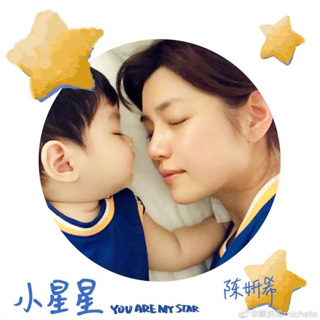 陈妍希38岁顏值还是美得冒泡，肤况更和5岁儿子一样嫩。(图/ 摘自陈妍希微博)