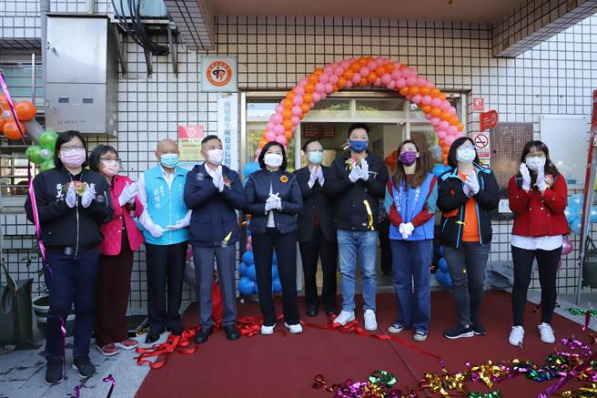 虎尾镇卫生所是全县20乡镇市「卫生所」第一个开办，县长张丽善、县议员蔡明水、黄美瑶、虎尾镇长丁学忠、虎尾镇代表会主席林嘉弘、卫生局长曾春美等人28日共同揭牌启用。（周丽兰摄）