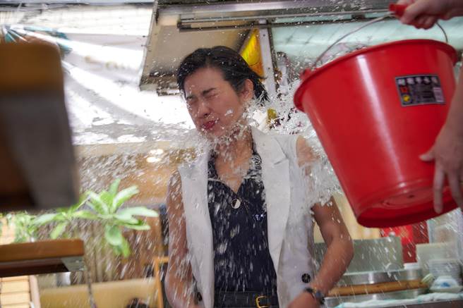 米可白惨被泼洗碗水。（台视提供）