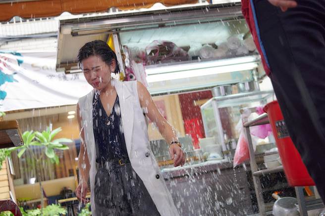 米可白惨被泼洗碗水。（台视提供）