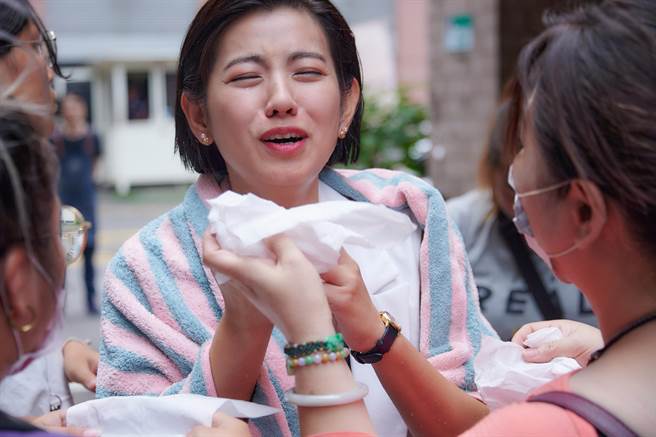 米可白惨被泼洗碗水，工作人员贴心送暖。（台视提供）