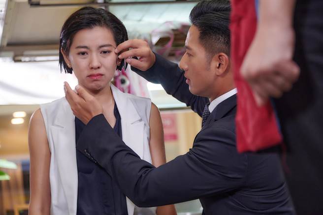 米可白惨被泼洗碗水觉得委屈。（台视提供）