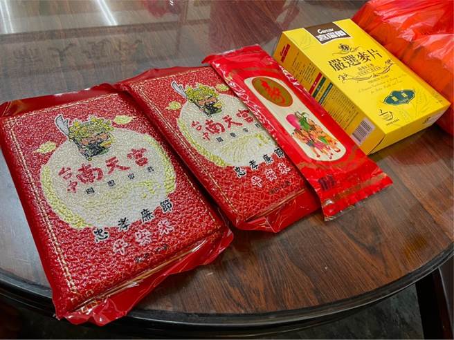 台中南天宮111年1月2日上午10點將舉辦「關公分享愛，讓您福氣旺旺來」公益活動，除首發10元錢母，更加碼發送1000份「福氣袋」裡頭有平安米、平安麵、麥片等民生物資。（馮惠宜攝）