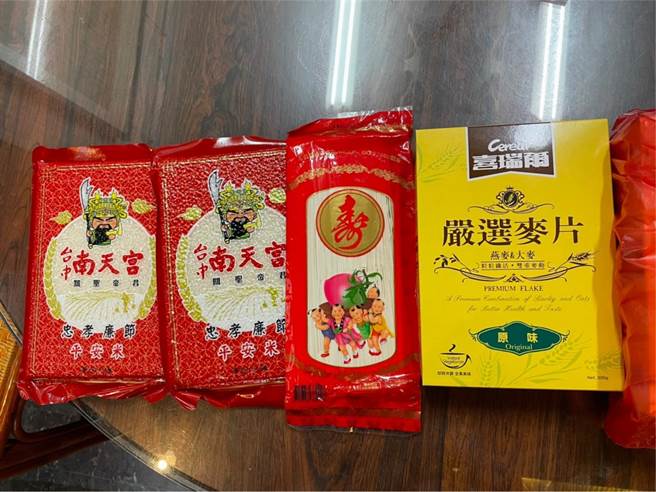 台中南天宮111年1月2日上午10點將舉辦「關公分享愛，讓您福氣旺旺來」公益活動，除首發10元錢母，更加碼發送1000份「福氣袋」裡頭有平安米、平安麵、麥片等民生物資。（馮惠宜攝）
