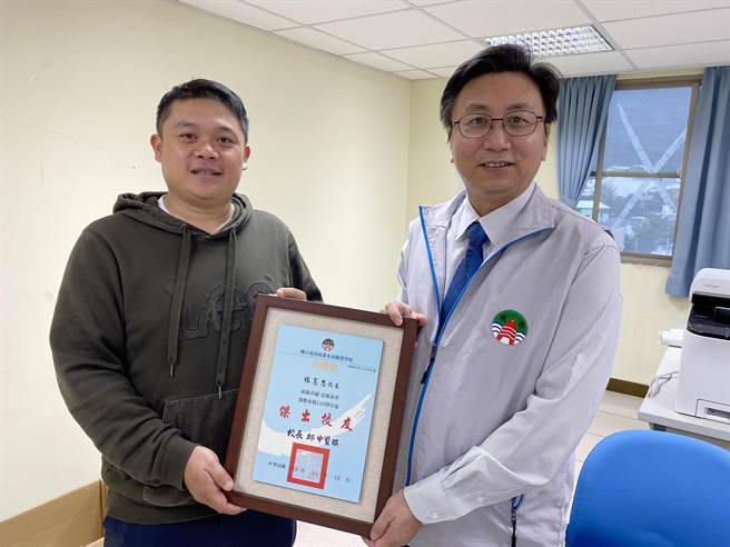以前的调皮小孩林宪忠（左）蜕变为渔业博士，成功商水校长邱申宝琪（右）颁发杰出校友。（成功商水提供／庄哲权台东传真）