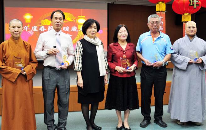 屏县府媒合善团在农历春节期间举办寒冬送暖，为县内低收家庭送上满满关怀。（林和生摄）