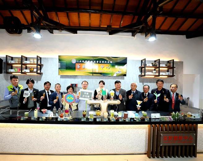 （茶饮创新联盟合影。图／茶改场提供）