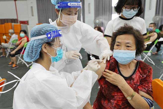 中央疫苗预约平台18期后画上句点，将于明年1月1日起暂停服务，嘉义县自设预约系统，各卫生所及合约院所也提供4种疫苗固定门诊。（嘉义县政府提供∕吕妍庭嘉义传真）