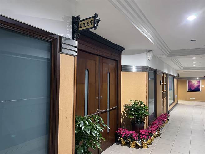 检调人员搜索台南市议会副议长办公室。（洪荣志摄）