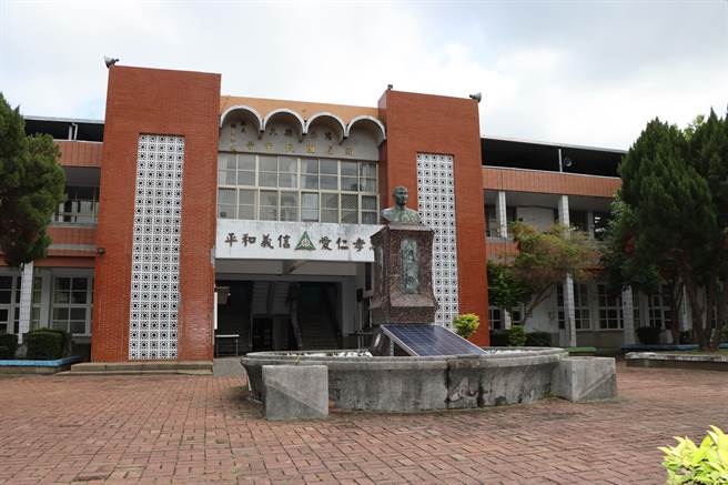 苗栗縣頭屋國中校舍老舊，已經不堪使用，縣府爭取經費改建校舍。（苗栗縣府提供／李京昇苗栗傳真）
