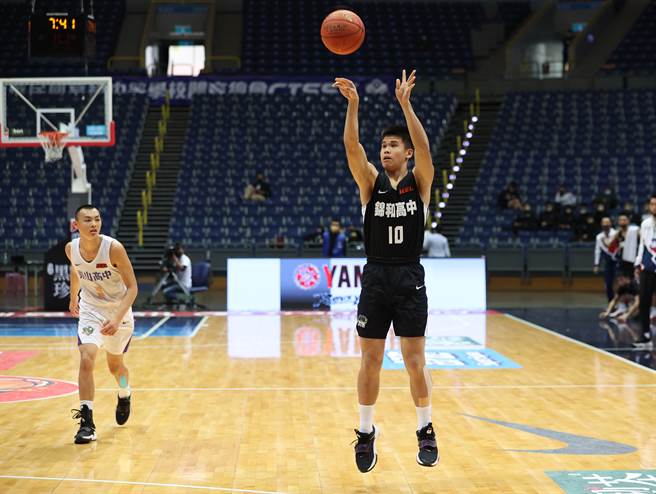 錦和高中中鋒黃書恩（右）歸隊力挺。（高中體總提供）
