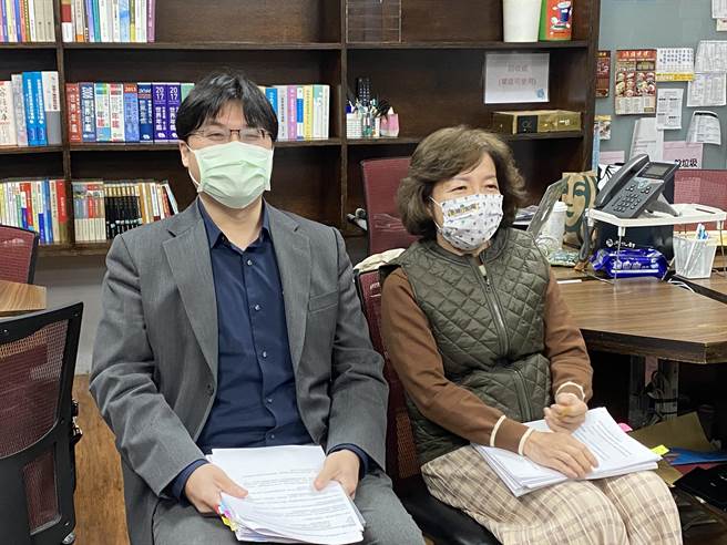 教育部高教司長朱俊彰（左）及技職司長楊玉惠（右）說明全國大專校院110學年註冊率狀況。（林志成攝）