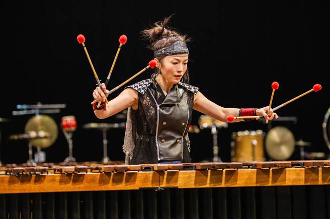 击乐家吴佩菁在《木兰》里运用音乐表现木兰角色。（击乐文教基金会提供）
