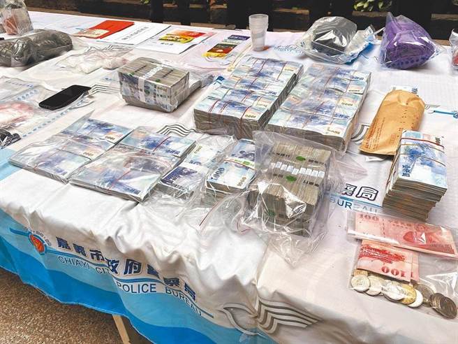 警方侦破嘉义柯姓富商掳人勒赎案，追回赎金赃款部分现金。（廖素慧摄）