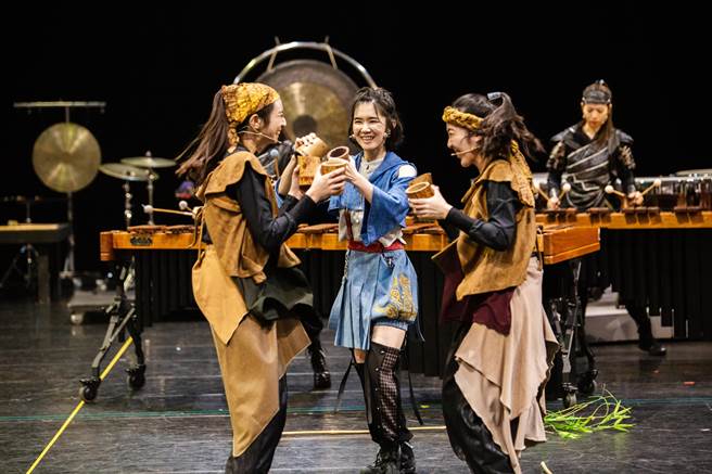 朱宗庆打击乐团音乐家们挑战自我，演戏与演奏兼具。（击乐文教基金会提供）