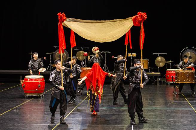击乐剧场《木兰》，运用京剧、打击乐说故事。（击乐文教基金会提供）