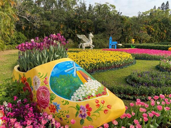 配合遇见幸福的主题，共规画4个童话故事展区，分别为荷兰的「木鞋寓言」、「拇指姑娘」、「灰姑娘」以及日本的「竹取公主」，以故事里的主角追求幸福为概念。（北市工务局提供／游念育台北传真）