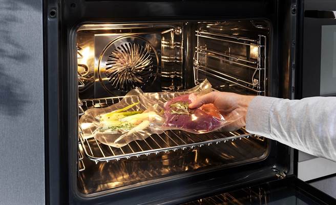 伊萊克斯極致美味 900 SteamPro專業舒肥蒸烤箱，擁有25種烹飪模式、內建約260道預設料理食譜，定價13萬6000元。（伊萊克斯提供）